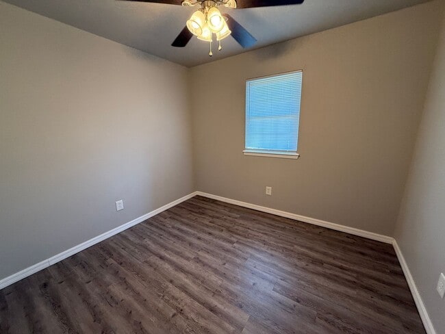 Building Photo - 4 Bedroom, Vinyl Flooring House, Large Yar...