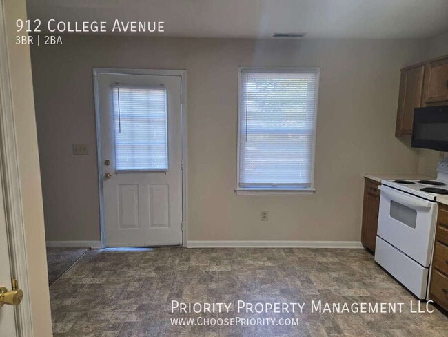 Building Photo - 912 College Ave