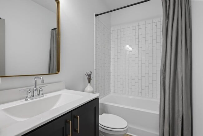 Building Photo - 121 Chestnut Cir