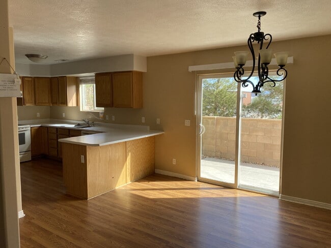 Building Photo - Spacious 3-Bedroom Townhouse in Saint George with Modern Comforts