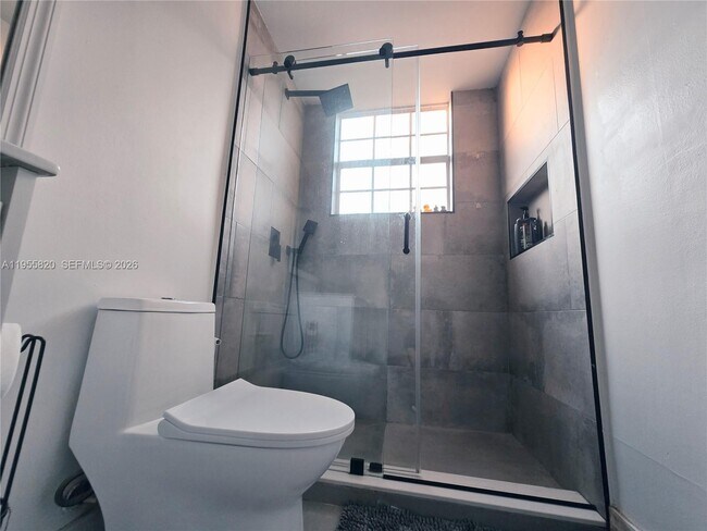 Building Photo - 1303 Presidio Dr