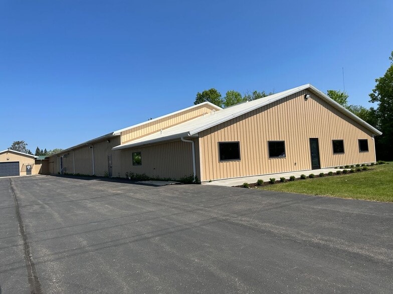 Primary Photo - 400 Railroad Ave