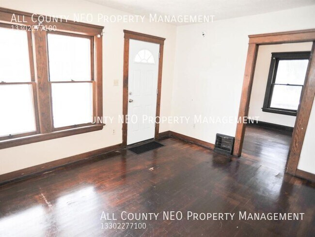 Building Photo - 2 bedroom, 1 bathroom apartment in Akron