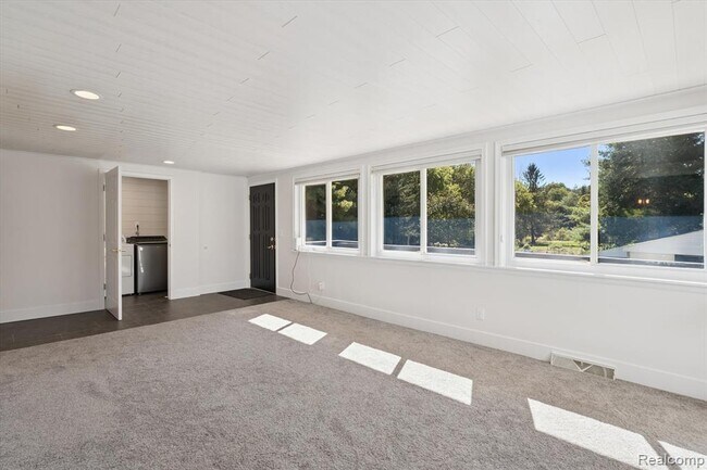 Building Photo - 2860 E Coon Lake Rd