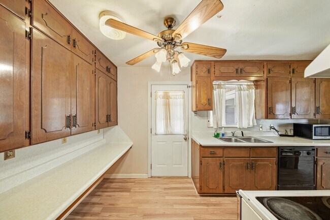 Building Photo - 602 N Circle Dr