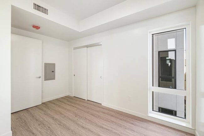 Building Photo - New Contemporary Sunny Apartment With Views