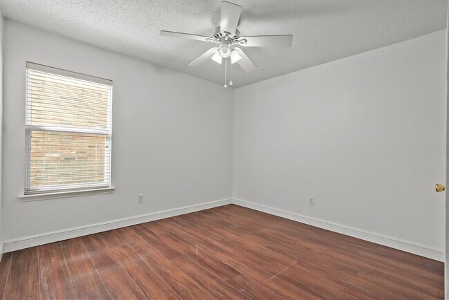 Building Photo - $500 off the first month's rent + move-in on or before 4/20