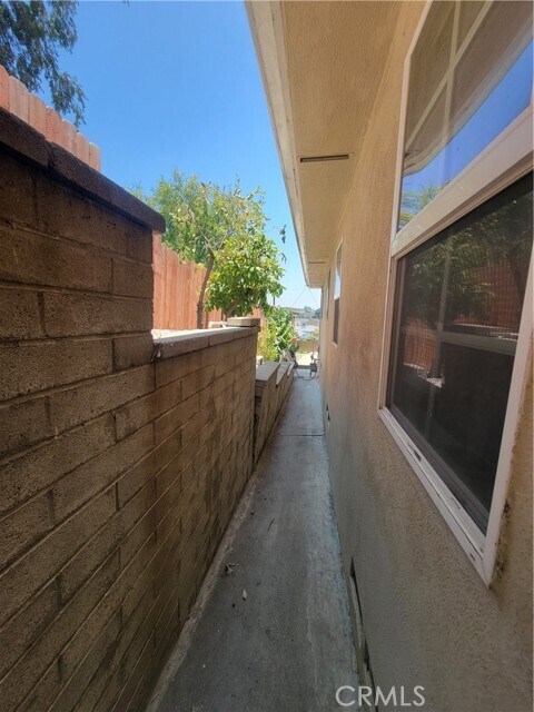 Building Photo - 2511 Florentina Ave