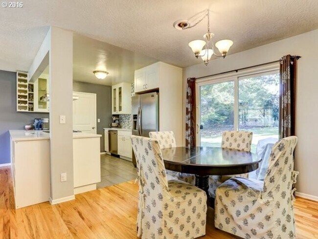 Building Photo - Beautiful 3 Bedroom Ranch Style Home in Cedar Hills with Remodeled Gourmet Kitchen!