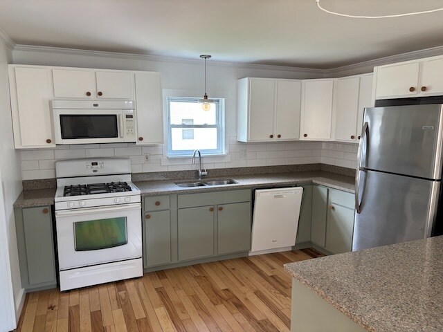 Another angle of the kitchen from the dining room - 52 Rose St