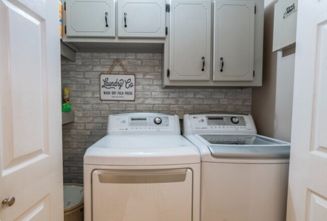 Building Photo - 908 Churchfield Dr