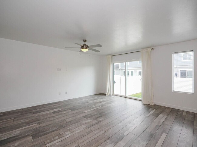Building Photo - 3 Bedroom, 2.5 Bathroom Riverton Town Home