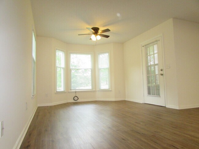 Building Photo - 2 Bed, 2 Bath Condo - Desirable Location -...