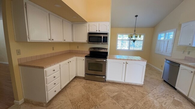 Building Photo - 649 Daffodil Dr