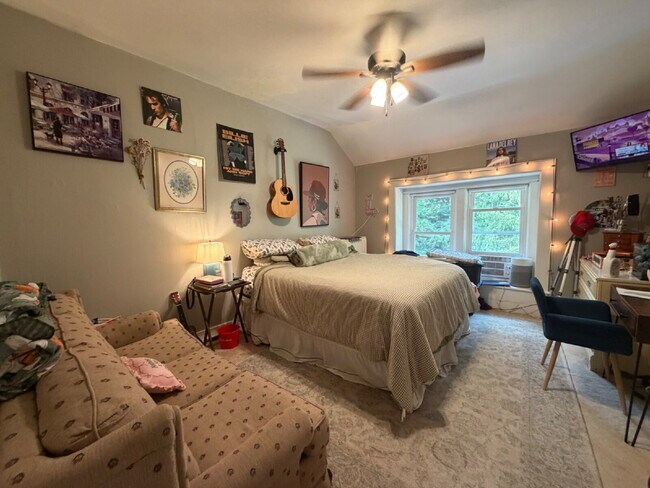 Building Photo - 3 bedroom 1 bath Apartment Available June 1st!! Massive bedrooms and a 5 minute walk to campus.