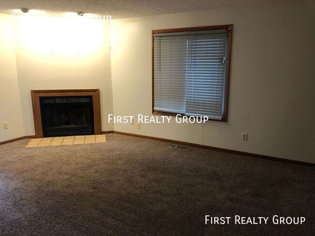 Building Photo - 2 Bedroom, 2 bath Upstairs Apartment in Ce...