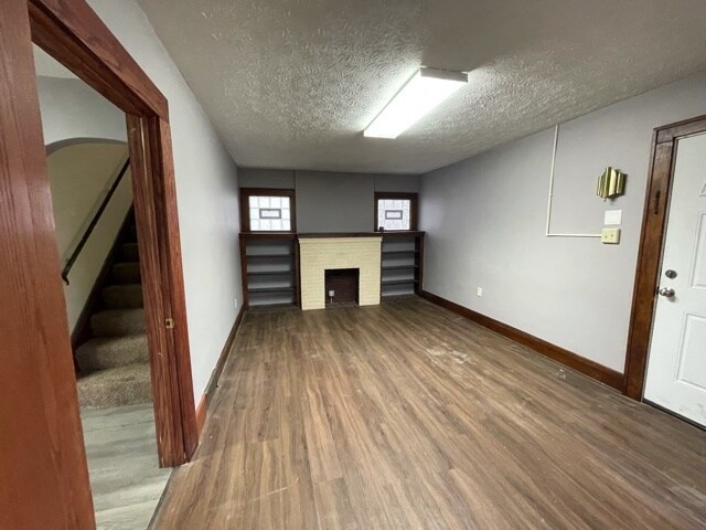Building Photo - 879 Chester Ave