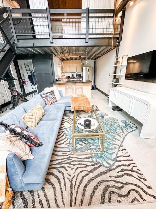 Building Photo - Gorgeous one bedroom one bathroom Denver Loft