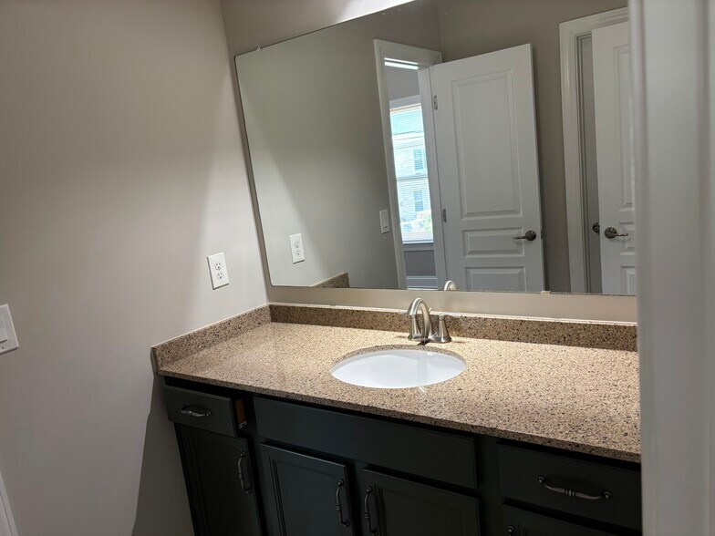 Building Photo - 2035 Davallia Ct
