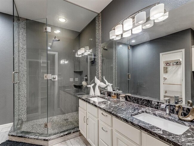 Building Photo - 6162 N Brookline Ave