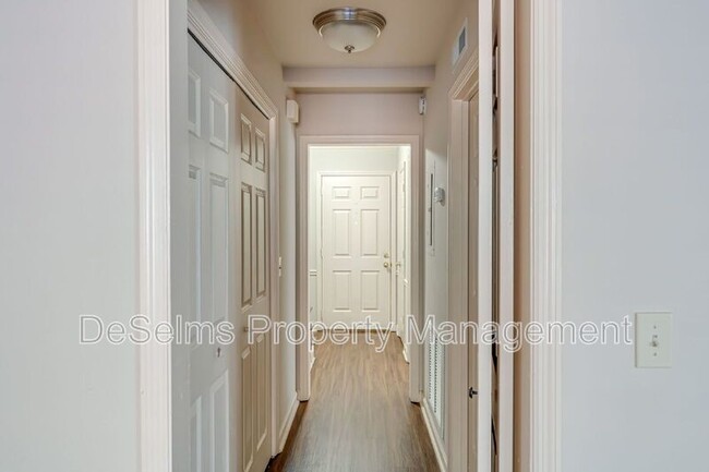 Building Photo - 1122 Brentwood Pointe