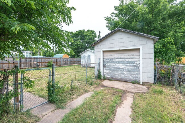 Building Photo - Beautiful 2 Bed 1 Bath in Quiet Area