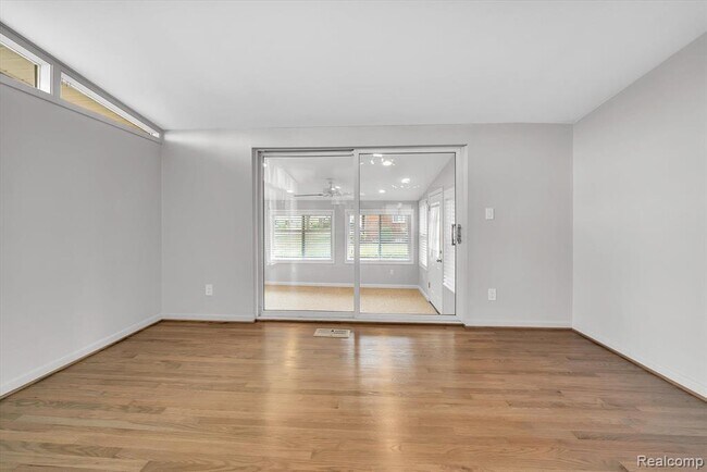 Building Photo - 229 Redwood Dr