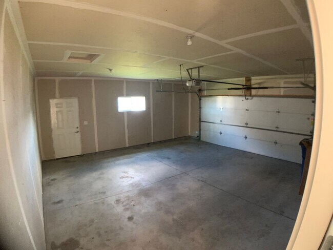 Building Photo - 4 bed 3 bath Single Family Home