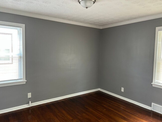 Building Photo - Spacious 3-Bedroom, 2-Bath House in South Euclid