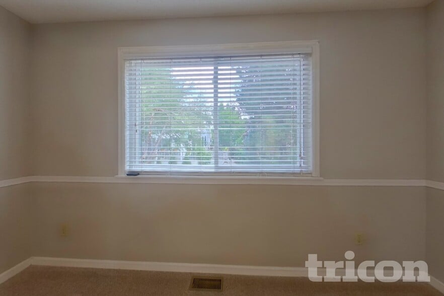 Building Photo - 16240 Quarry Hill Dr