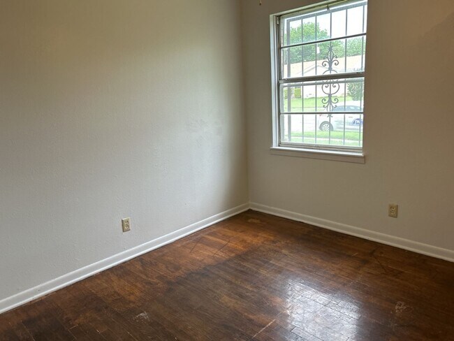 Building Photo - 3312 Lake Travis Ave