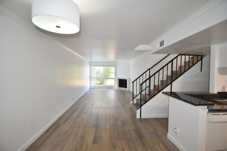 Building Photo - 6041 Fulton Ave