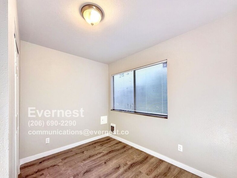 Building Photo - 12543 NE 23rd Pl