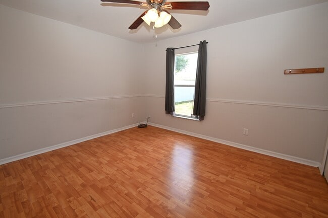 Building Photo - 136 SE 19th Ln