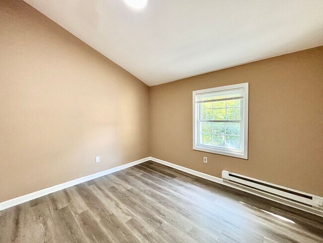 Building Photo - 2841 Earlscourt Ave