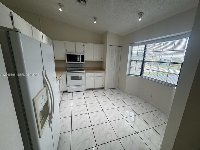 Building Photo - 8848 NW 76th Ct