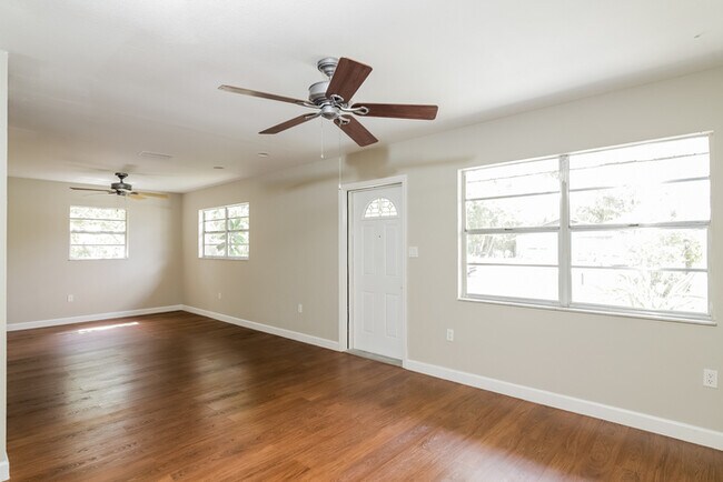 Building Photo - Bright 2-Bedroom Home with Spacious Screened Porch