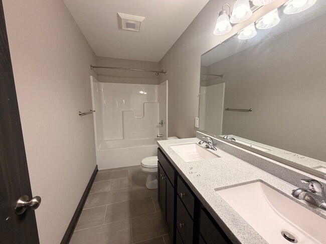 Building Photo - Spacious 4 Bedroom, 2.5 Bath in Caledonia!