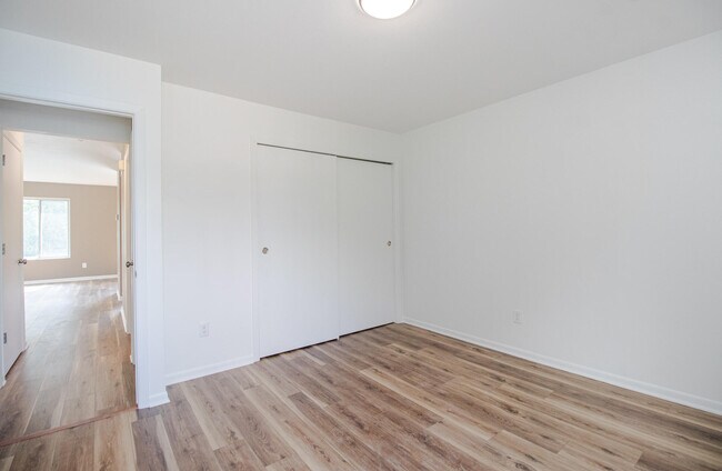 Building Photo - 1410 S River Rd