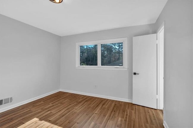 Building Photo - 2142 Cloverdale Dr SE