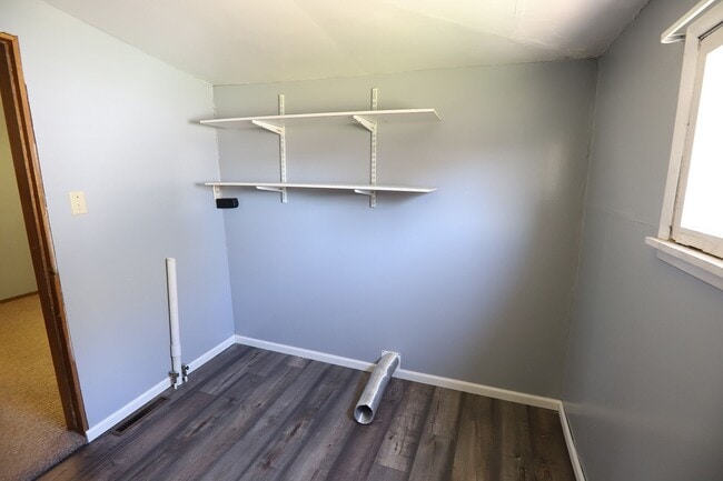 Building Photo - 2 Bed 1 Bath