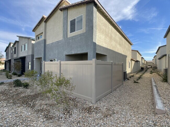Building Photo - GATED 4 BED 2.5 BATH 2 CAR GARAGE SINGLE FAMILY HOME w/ LOFT, BEDROOM DOWNSTAIRS, NEXT TO COMMUNI...