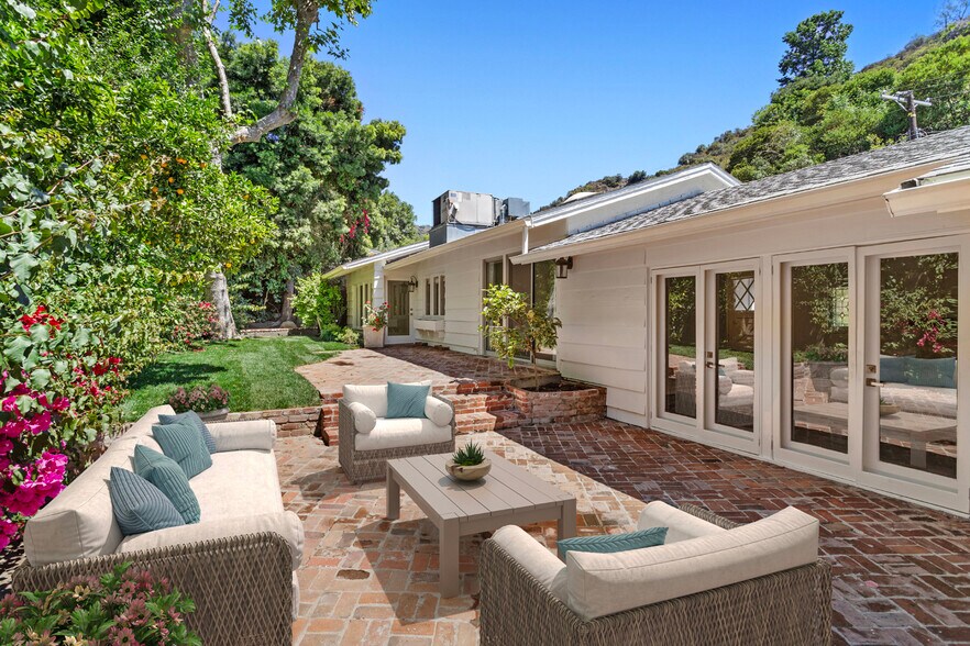 Building Photo - 3933 Mandeville Canyon Rd