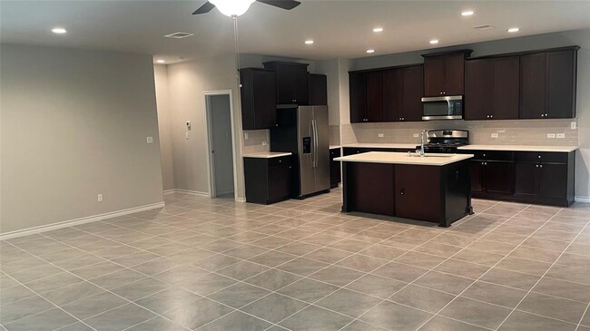 Building Photo - 147 Mary Max Cir