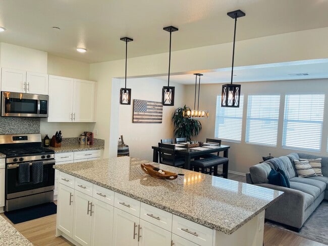 Building Photo - Beautiful Townhome!