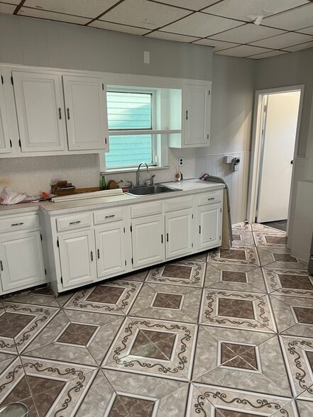 Primary Photo - 13 Clover St