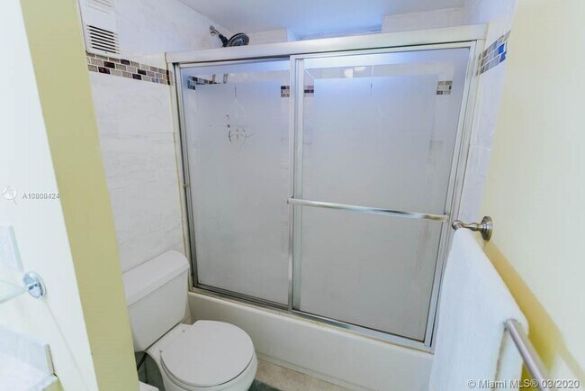 Building Photo - 300 NE 26th Ave