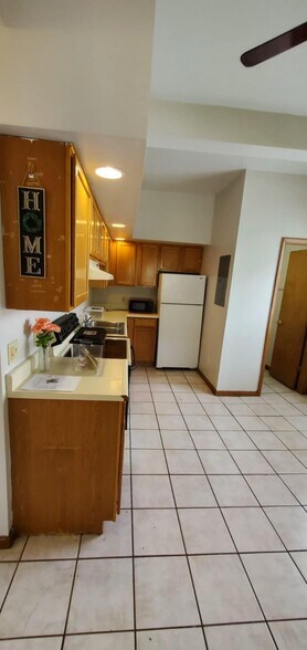Kitchen - 209 N Prospect Rd