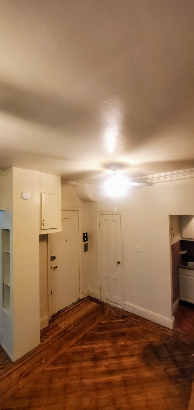 Building Photo - 105 Halsey St