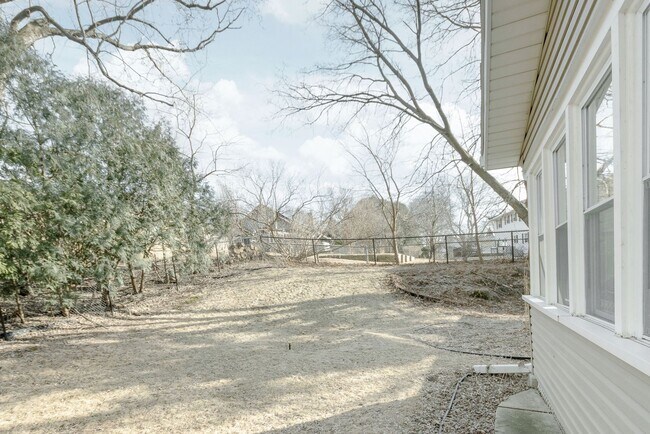 Building Photo - Fully Furnished 5 Bedroom 2.5 Bathroom in Madison, WI